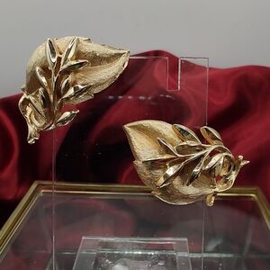 Vintage Sarah Cov Whispers Gold Leaf Clip Earrings In Great Condition